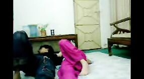 Indisches Inzest-Sexvideo mit Cousine Haut und ihrem Bruder in Cowgirl-Position 17 min 00 s