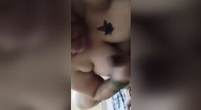 Desi vợ với bộ ngực lớn cho một nghiệp dư thổi kèn trong một trang chủ video khiêu dâm 0 tối thiểu 0 sn