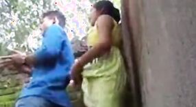 Indisch schoolmeisje gets betrapt having seks outdoors met haar boyfriend in het park 0 min 0 sec