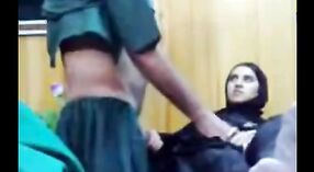 پاکستانی ڈاکٹر seduces اور اس کے مریض کے ساتھ ایک باپ سے بھرا سامنا ہے 0 کم از کم 0 سیکنڈ