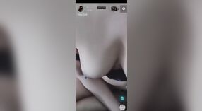 Video seks rumahan menampilkan pria dan Desi yang terlibat dalam acara webcam mirip MMS 1 min 30 sec