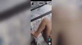 Video seks rumahan menampilkan pria dan Desi yang terlibat dalam acara webcam mirip MMS 9 min 40 sec