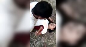 Индийский секс втроем на открытом воздухе с групповым сексом и траханьем киски в фильме Бихари 0 минута 0 сек
