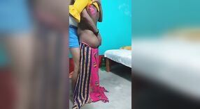 Videoclip casero de una MILF tetona estirando el culo 2 mín. 50 sec