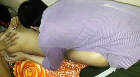 A mulher adolescente indiana goza de prazer anal com um jovem na posição de missionário 4 minuto 20 SEC