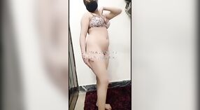 پاکستانی خوبصورتی flaunts اس کے مقعد مہارت پر کیمرے 1 کم از کم 40 سیکنڈ