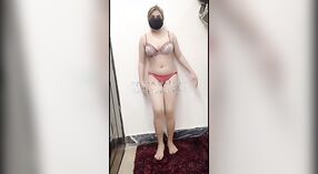 巴基斯坦美女在相机上炫耀她的肛门技能 3 敏 40 sec