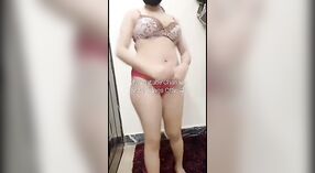 巴基斯坦美女在相机上炫耀她的肛门技能 4 敏 00 sec