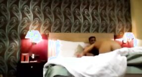 धोखा दे भारतीय पत्नी होटल के कमरे में छिपे हुए कैमरे पर पकड़ा जाता है 1 मिन 40 एसईसी