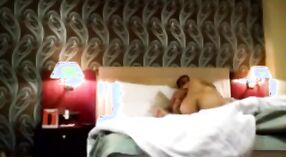 धोखा दे भारतीय पत्नी होटल के कमरे में छिपे हुए कैमरे पर पकड़ा जाता है 2 मिन 40 एसईसी