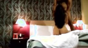 ભારતીય પત્ની હોટલના રૂમમાં છુપાયેલા કેમેરા પર પકડાય છે 4 મીન 00 સેકન્ડ