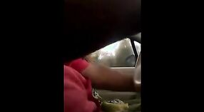 Indisches college-Mädchen gibt ihrem Geliebten einen blowjob und reitet ihn in seinem Auto 1 min 20 s