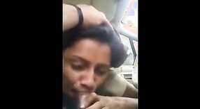 Une étudiante indienne fait une pipe à son amant et le chevauche dans sa voiture 0 minute 0 sec