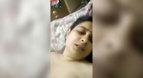 Bhabhi mit großen Titten neckt ihren Online-Partner mit ihrer unrasierten Muschi 1 min 20 s