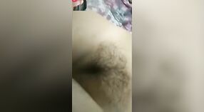 Bhabhi dengan payudara besar menggoda pasangan daringnya dengan vaginanya yang belum dicukur 1 min 30 sec