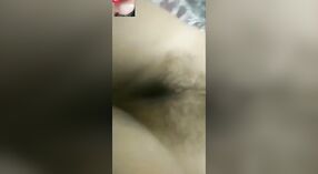 Bhabhi dengan payudara besar menggoda pasangan daringnya dengan vaginanya yang belum dicukur 2 min 20 sec