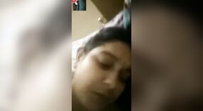 Bhabhi dengan payudara besar menggoda pasangan daringnya dengan vaginanya yang belum dicukur 3 min 00 sec