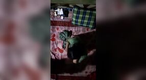बांग्ला पत्नी धोखा देती है पर उसके पूर्व प्रेमी के साथ एक और आदमी में इस गर्म वीडियो 0 मिन 30 एसईसी