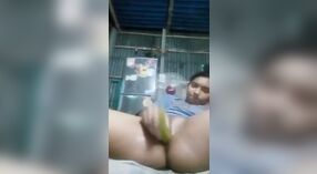 Bangla Vídeo de sexo com uma linda garota se masturbando com legumes 4 minuto 20 SEC