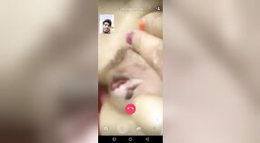 एक सुडौल भारतीय लड़की के नग्न एमएमएस वीडियो उसके शरीर दिखावा 1 मिन 40 एसईसी