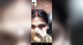 그녀의 몸을 과시하는 매력적인 인도 소녀의 누드 비디오 0 최소 0 초