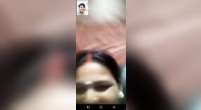 그녀의 몸을 과시하는 매력적인 인도 소녀의 누드 비디오 0 최소 50 초