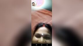그녀의 몸을 과시하는 매력적인 인도 소녀의 누드 비디오 1 최소 00 초