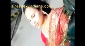 Indisches Sexvideo einer bengalischen Bhabha und ihrer Mitbewohnerin 0 min 30 s