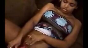 Indiase seks godin van Ahmedabad pleasures zichzelf met een dildo op een partij 1 min 40 sec