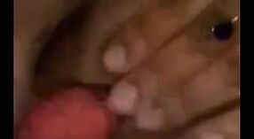 Indiano sesso dea da Ahmedabad piaceri se stessa con un dildo a un partito 2 min 00 sec