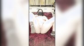 Desi babe furzt, während sie in diesem heißen video ihren großen Schwanz lutscht 1 min 00 s