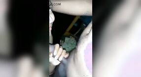 Regardez une adolescente indienne faire une pipe dans cette vidéo porno desi 1 minute 40 sec