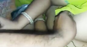Große Fleischbällchen und Schwanzlutschen im indischen Sexvideo mit Tante aus Bangalore Kavita 3 min 20 s