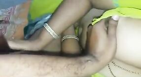 Große Fleischbällchen und Schwanzlutschen im indischen Sexvideo mit Tante aus Bangalore Kavita 3 min 40 s