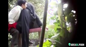 Desi voyeur capture des relations sexuelles indiennes en plein air avec une fille promiscuité dans une vidéo mms 7 minute 20 sec