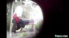 Desi voyeur capture des relations sexuelles indiennes en plein air avec une fille promiscuité dans une vidéo mms 8 minute 20 sec