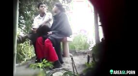 Desi voyeur capture des relations sexuelles indiennes en plein air avec une fille promiscuité dans une vidéo mms 10 minute 20 sec