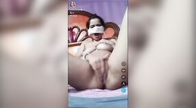 Indyjska gospodyni rozbiera się i ujawnia swoje pulchne ciało swojemu kochankowi online 5 / min 20 sec