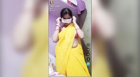 ભારતીય ગૃહિણી નીચે સ્ટ્રીપ્સ અને તેના ઓનલાઇન પ્રેમી તેના ભરાવદાર શરીર છતી 1 મીન 00 સેકન્ડ