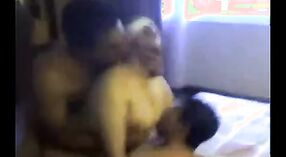 Esposa india engaña a sus amantes en este video de trío caliente 1 mín. 10 sec