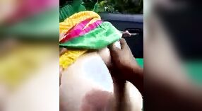 Genieße eine sinnliche Autofahrt mit einer Inderin in diesem bengalischen Sexvideo 1 min 20 s