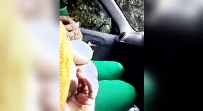 Nikmati perjalanan mobil sensual dengan seorang wanita India dalam video seks Bengali ini 1 min 50 sec