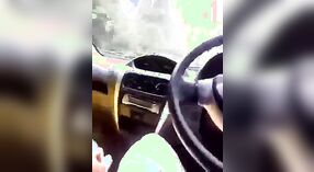 Nikmati perjalanan mobil sensual dengan seorang wanita India dalam video seks Bengali ini 4 min 20 sec