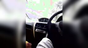Ciesz się zmysłową jazdą samochodem z indyjską kobietą w tym bengalskim seksie wideo 4 / min 50 sec