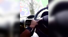 Ciesz się zmysłową jazdą samochodem z indyjską kobietą w tym bengalskim seksie wideo 5 / min 50 sec