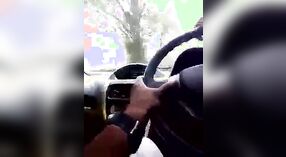 Profitez d'une balade sensuelle en voiture avec une femme indienne dans cette vidéo de sexe bengali 5 minute 50 sec