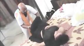 Aunty ấn Độ fucks Swamiji trước khi rò rỉ kiêm của cô 0 tối thiểu 0 sn