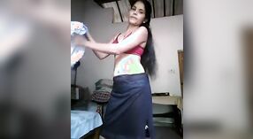 Sri Lanka bellezza strisce giù e prende nudo selfies in un steamy scena 8 min 20 sec