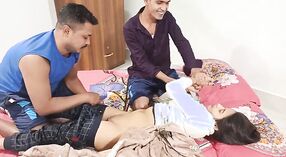 نسلی threesome کے کے ساتھ دو سینگ بھارتی محبت کرنے والوں اور ان کے سیاہ دوست 3 کم از کم 20 سیکنڈ