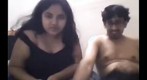 Zelfgemaakte Indiase seks video met incest scènes en zoenen 2 min 00 sec